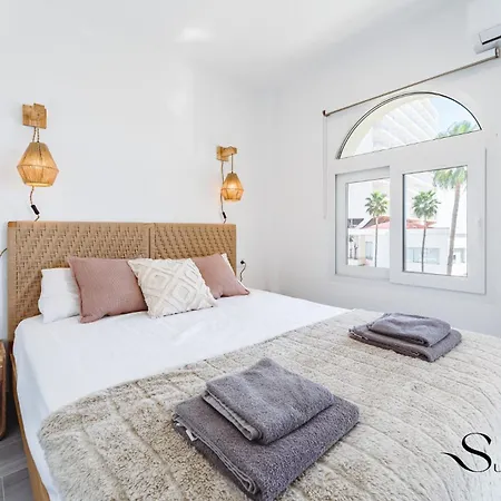 Alamos Beachfront Bliss Sea View Retreat アパート